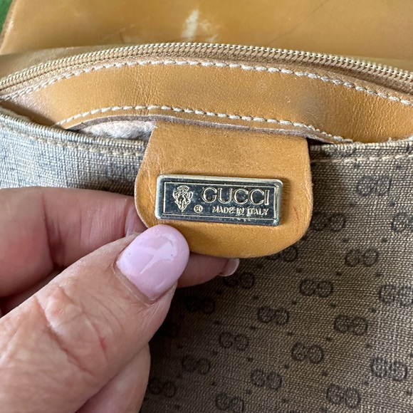 Authentic Gucci Leather Crossbody/Shoulder Bag. - Picture 12 of 14